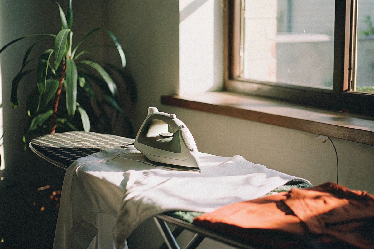 Repassage : astuces pour gagner du temps et réduire les plis